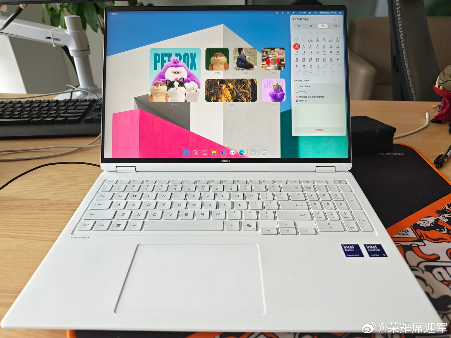 荣耀 MagicBook 全新 AI UI 实机再曝:桌面可放三种尺寸相册卡片、Dock 栏外观支持自定义