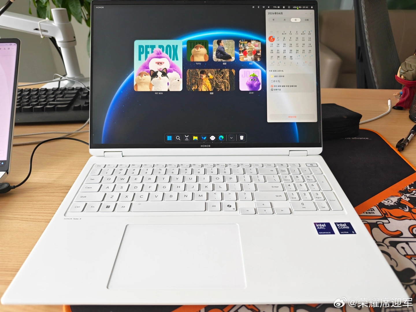 荣耀 MagicBook 全新 AI UI 实机再曝:桌面可放三种尺寸相册卡片、Dock 栏外观支持自定义