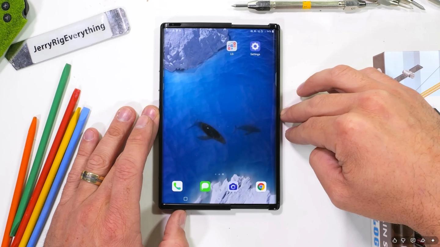 LG Rollable 未量产绝版卷轴屏手机拆解,揭示其创新机械结构