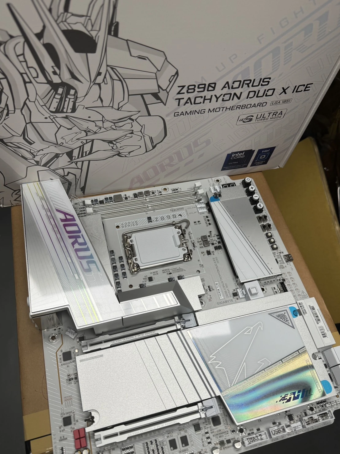 技嘉超频主板 Z890 AORUS TACHYON DUO X ICE 亮相,内存跑出 10400MT/s