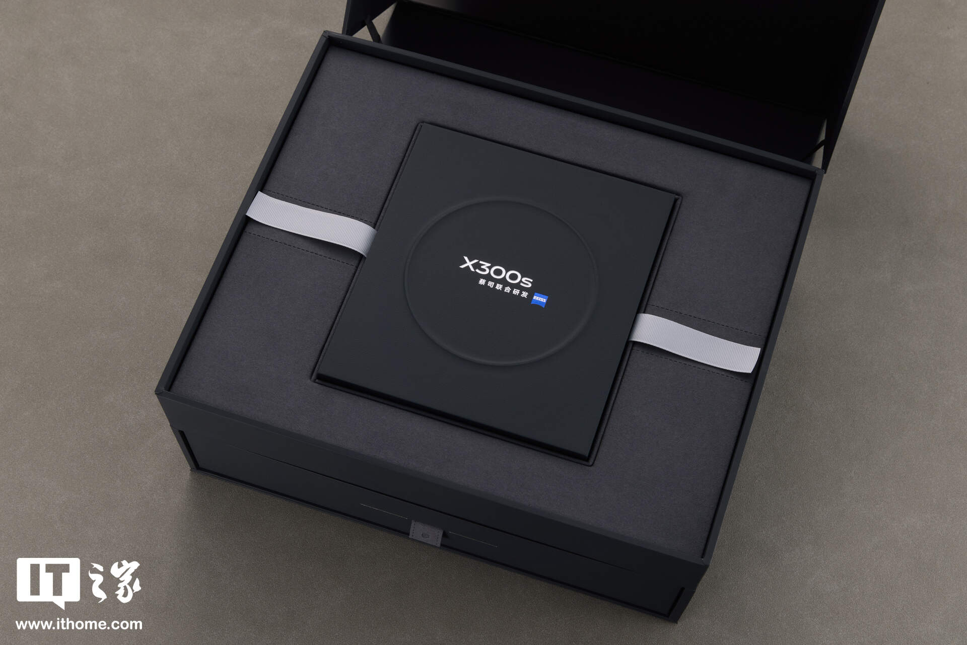 vivo X300s 摄影师套装实拍:经典摄影美学设计,号称“超能小 V 单”