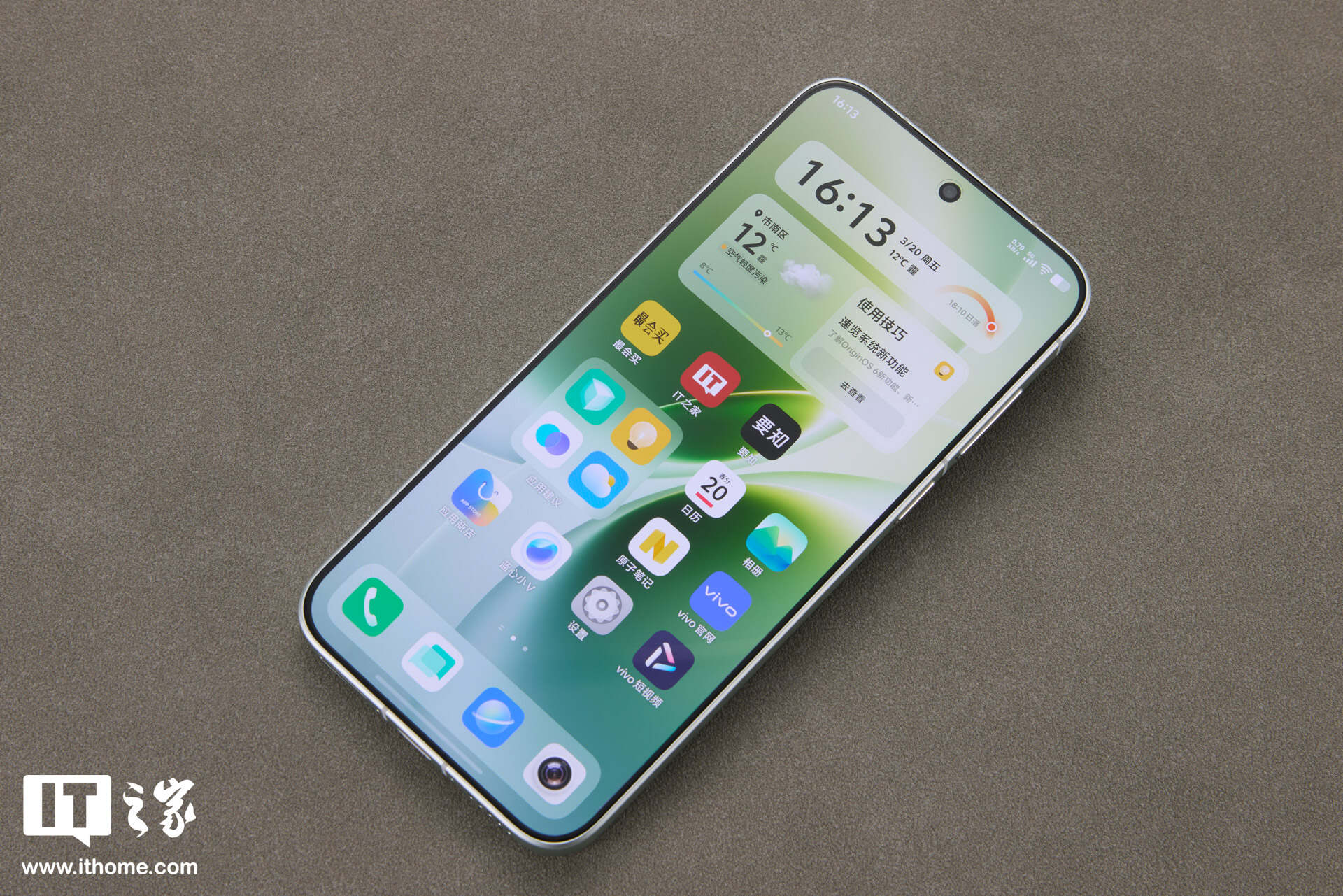 vivo X300s 摄影师套装实拍:经典摄影美学设计,号称“超能小 V 单”
