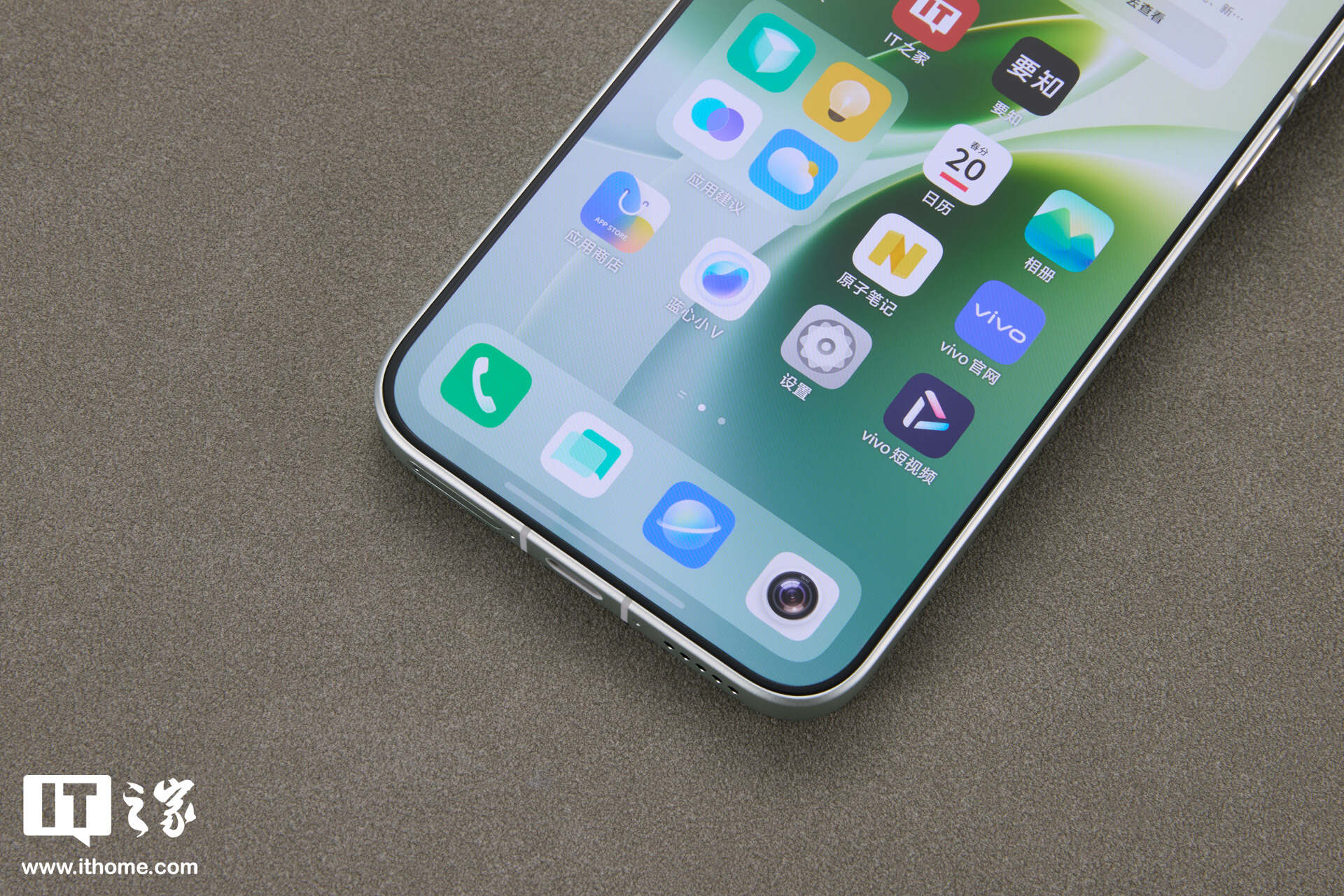 vivo X300s 摄影师套装实拍:经典摄影美学设计,号称“超能小 V 单”