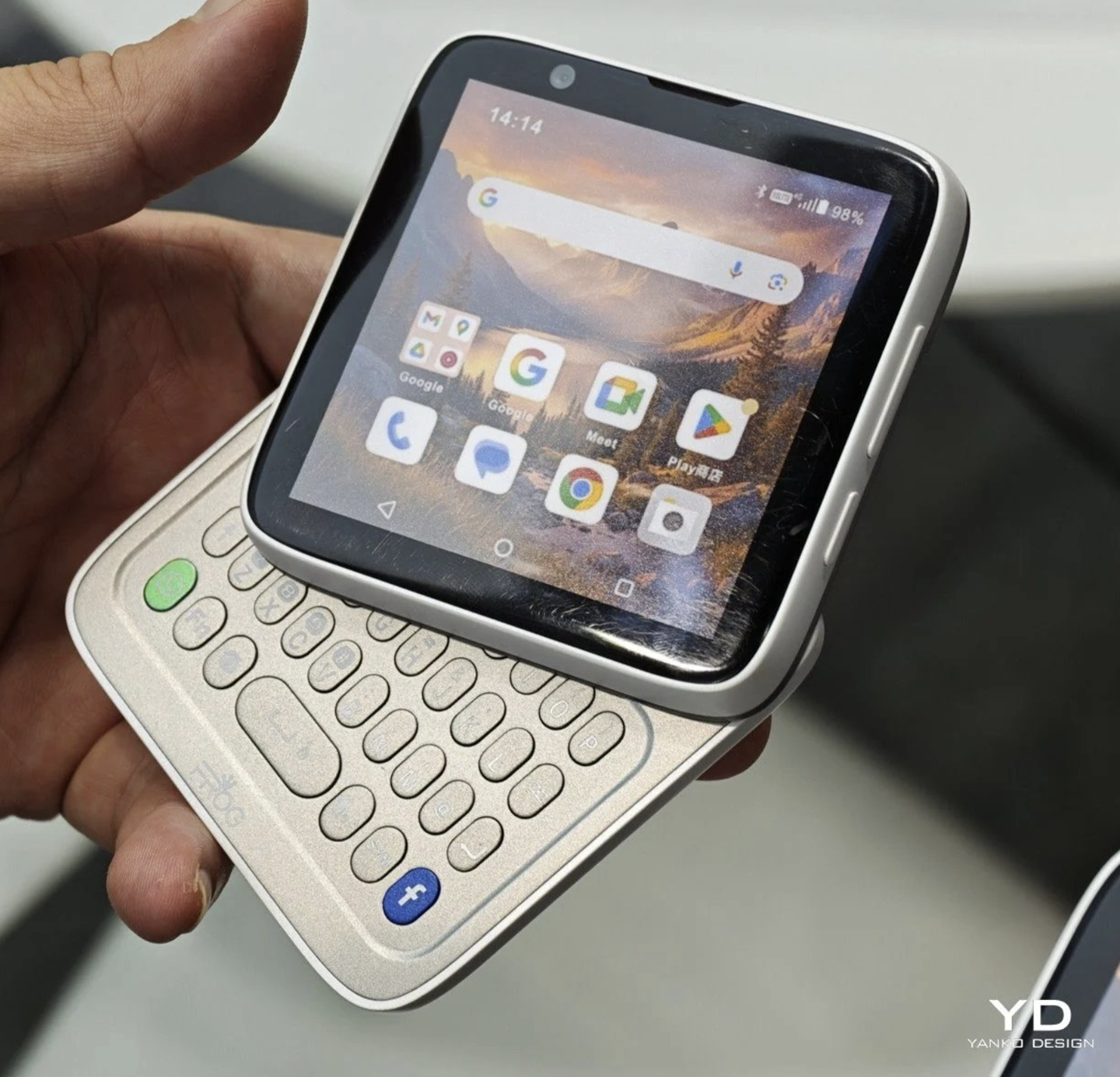 Frog RS1全键盘手机现身,旋盖设计类似诺基亚7705