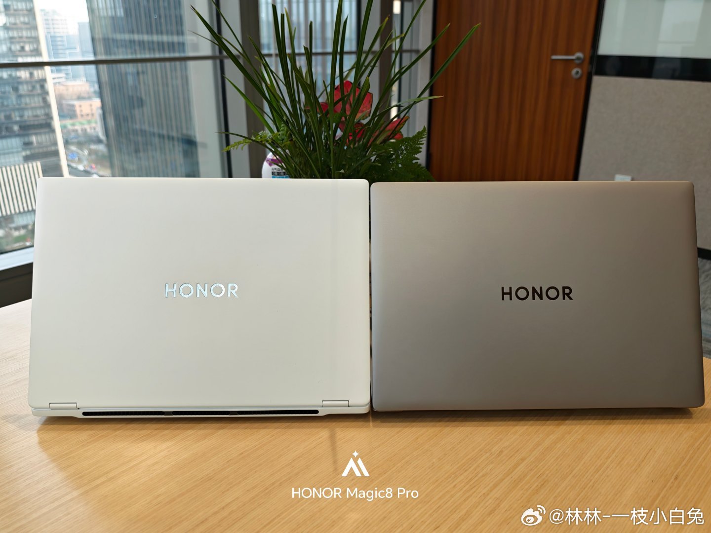 荣耀 MagicBook 16 / Pro 16 2026 款笔记本外观释出,提供灰 / 白配色
