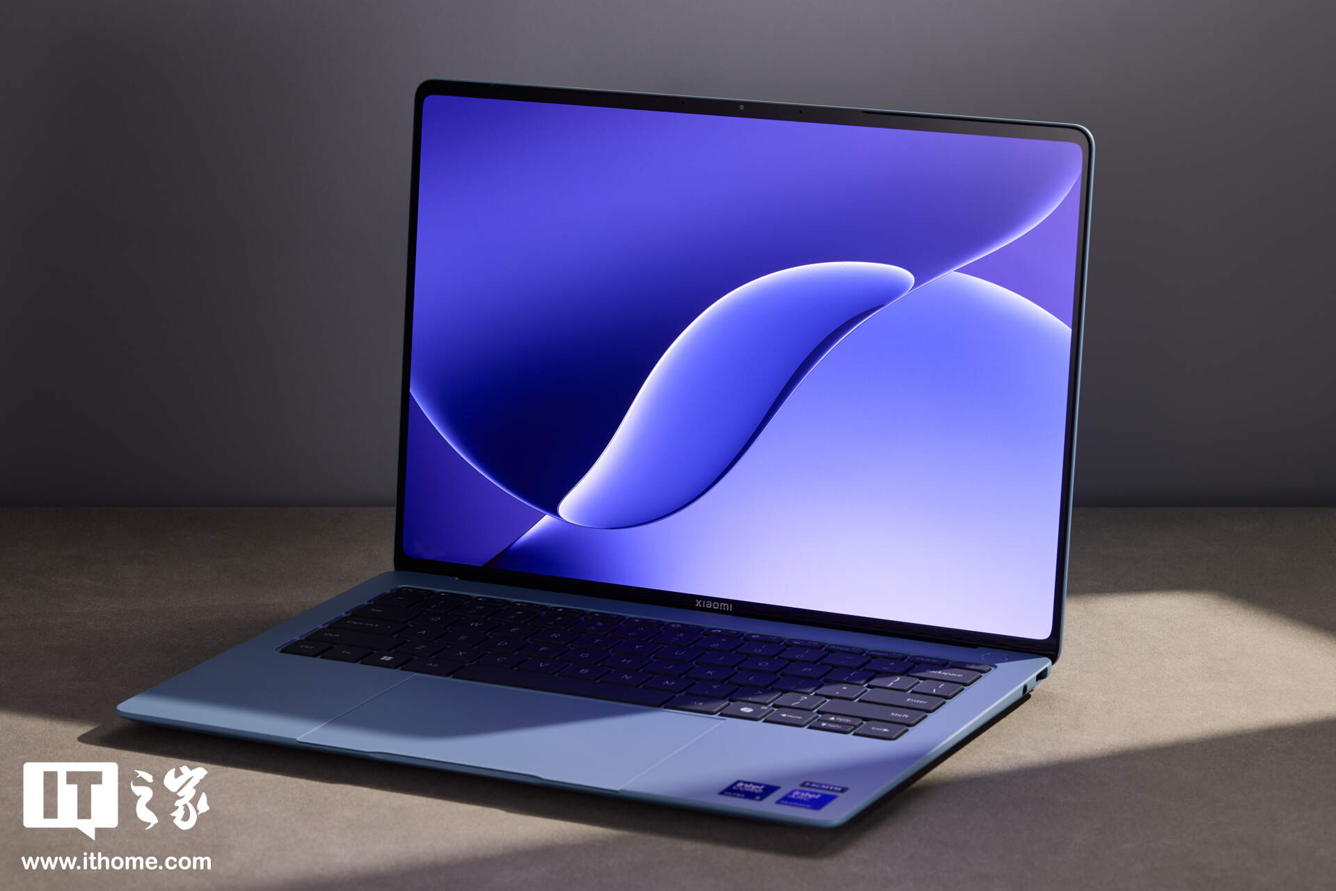 小米 Xiaomi Book Pro 14「柔雾蓝」图赏:丝绒镁合金,1.08kg 超轻薄