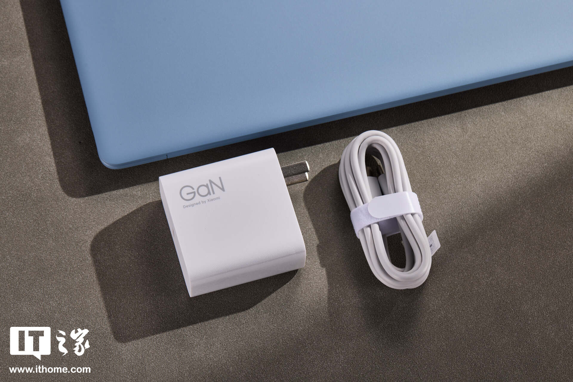 小米 Xiaomi Book Pro 14「柔雾蓝」图赏:丝绒镁合金,1.08kg 超轻薄