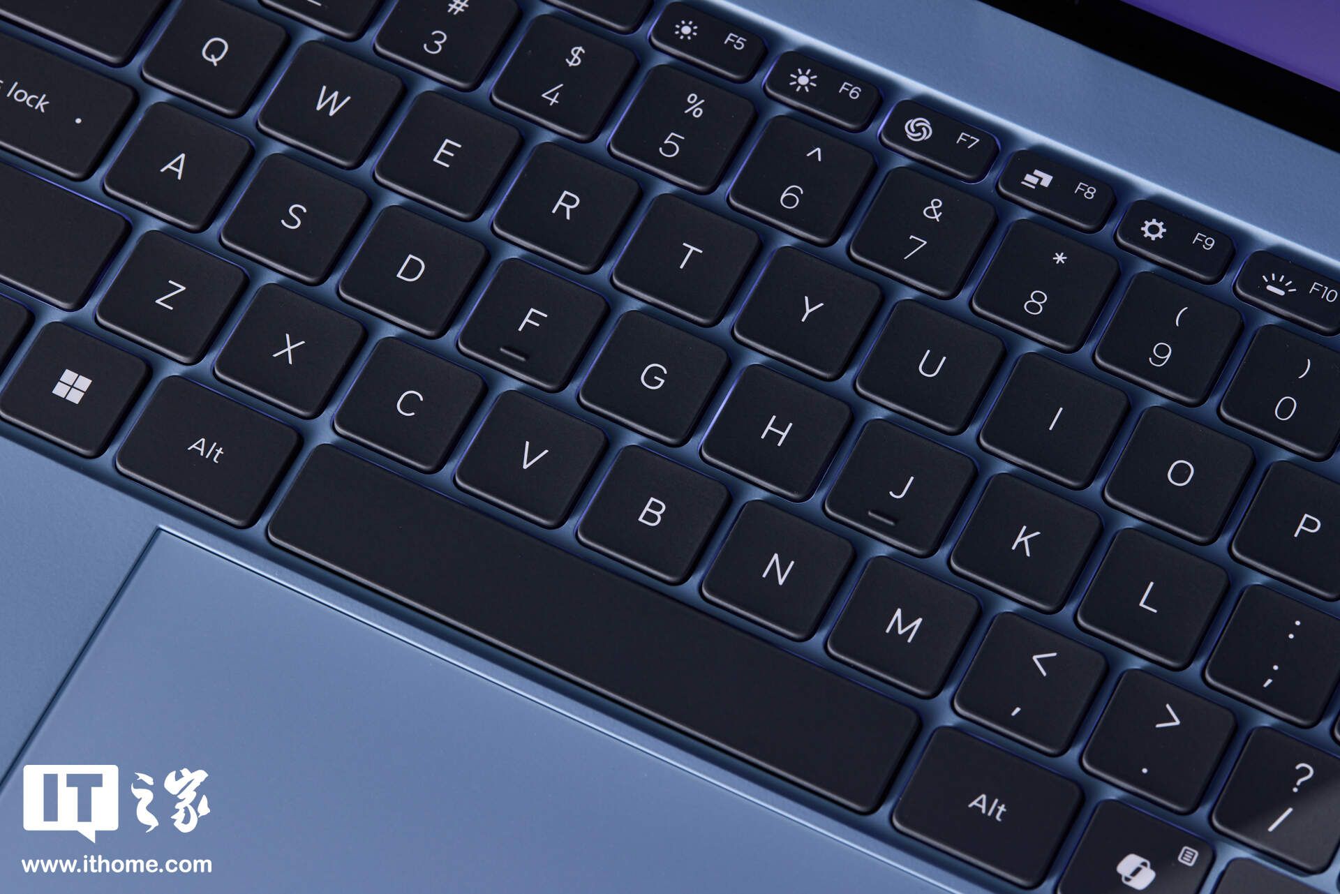 小米 Xiaomi Book Pro 14「柔雾蓝」图赏:丝绒镁合金,1.08kg 超轻薄
