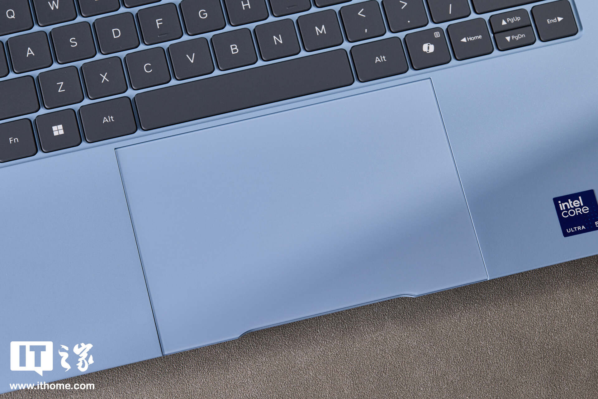 小米 Xiaomi Book Pro 14「柔雾蓝」图赏:丝绒镁合金,1.08kg 超轻薄