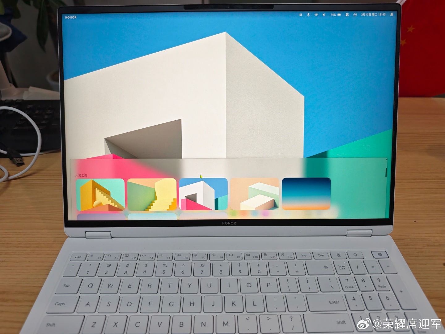 荣耀 MagicBook 全新 AI UI 实机效果公布:悬浮 Dock 栏 + 右上状态菜单,界面更像 macOS