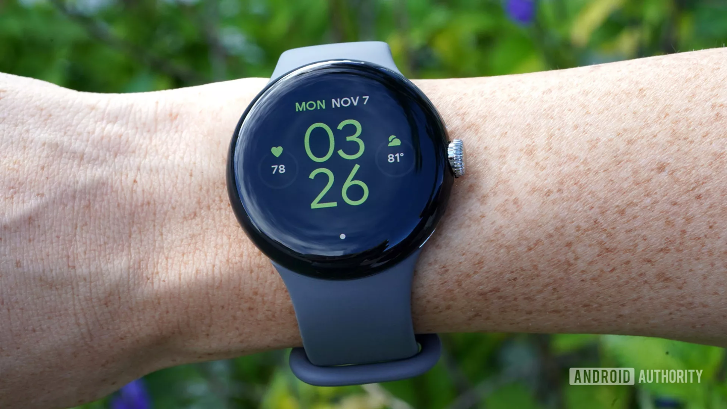 谷歌为初代 Pixel Watch 智能手表推送 WearOS 5.1 安全更新,修复紧急拨号 Bug