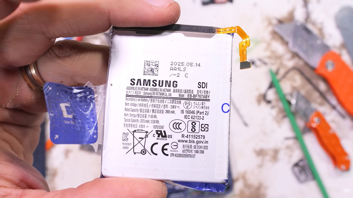 三星 Galaxy Z Flip8 折叠手机被曝未升级电池,仍为额定 1150+3024mAh