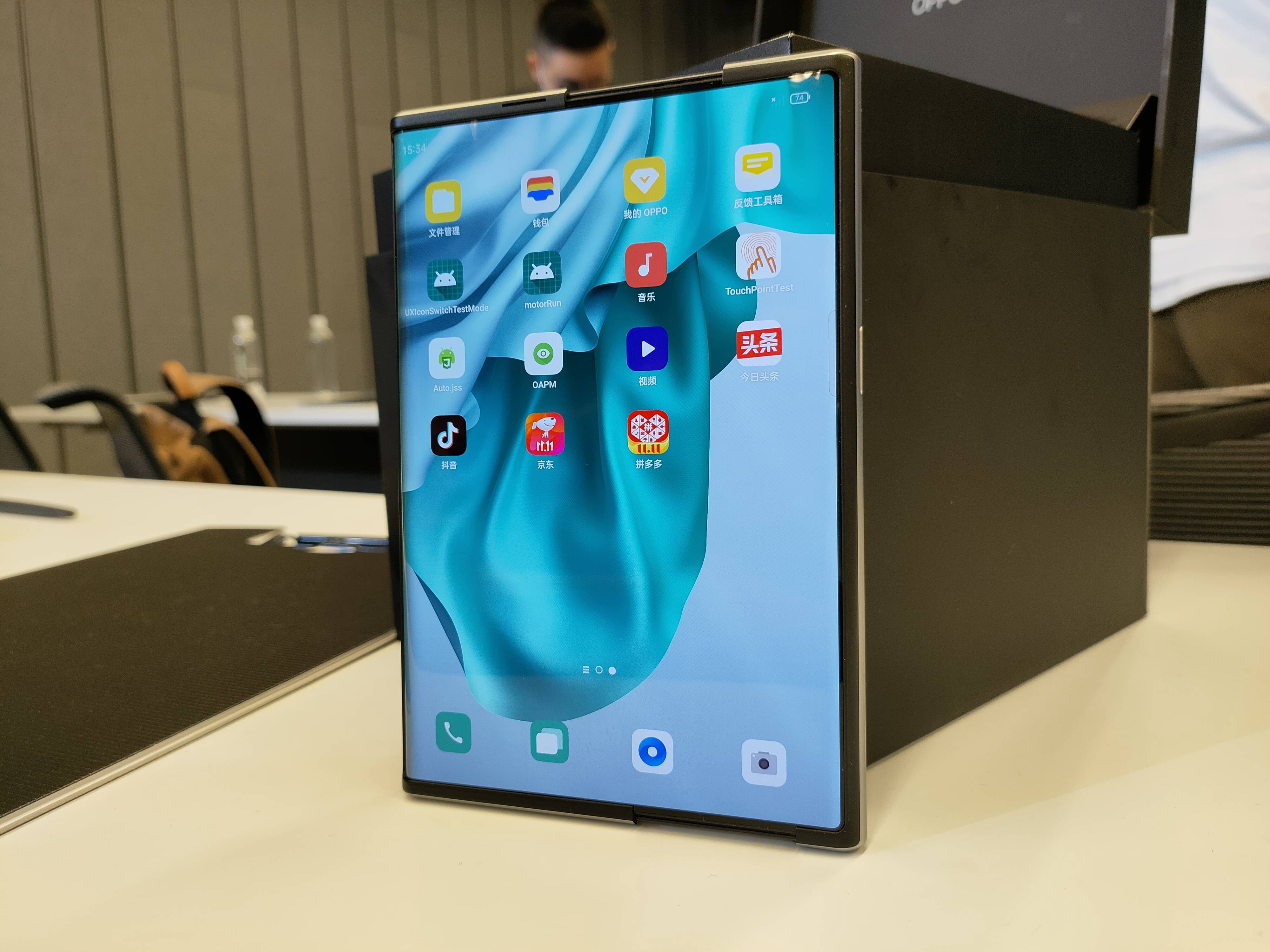 vivo 新专利曝光,探索竖向卷轴屏手机设计