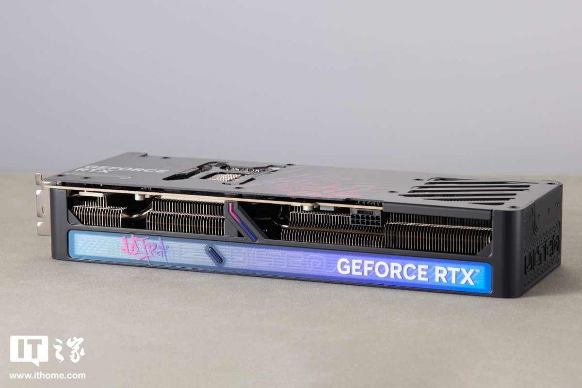 七彩虹 iGame RTX 5070 Ti Ultra SFF 显卡图赏:嘻哈涂鸦风,设计更潮酷