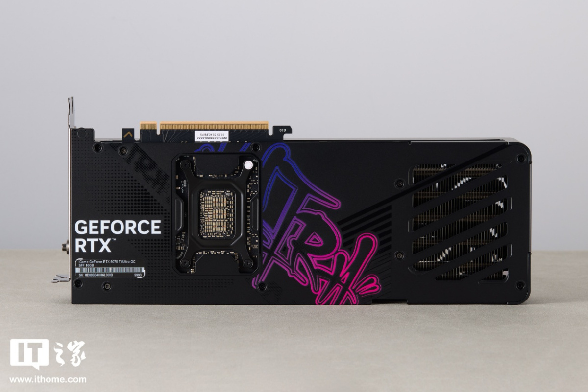 七彩虹 iGame RTX 5070 Ti Ultra SFF 显卡图赏:嘻哈涂鸦风,设计更潮酷