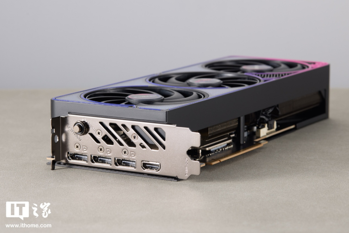七彩虹 iGame RTX 5070 Ti Ultra SFF 显卡图赏:嘻哈涂鸦风,设计更潮酷