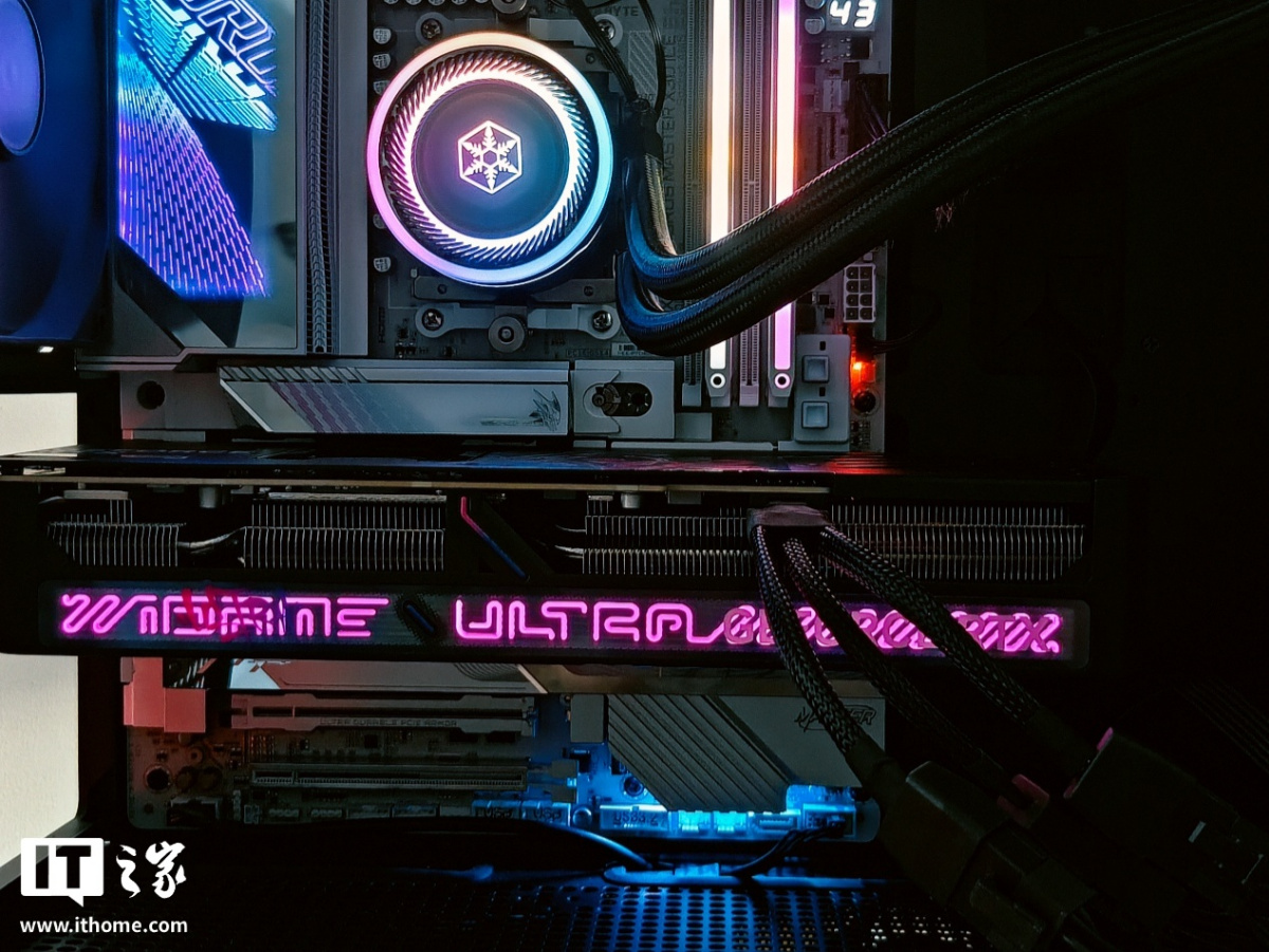 七彩虹 iGame RTX 5070 Ti Ultra SFF 显卡图赏:嘻哈涂鸦风,设计更潮酷
