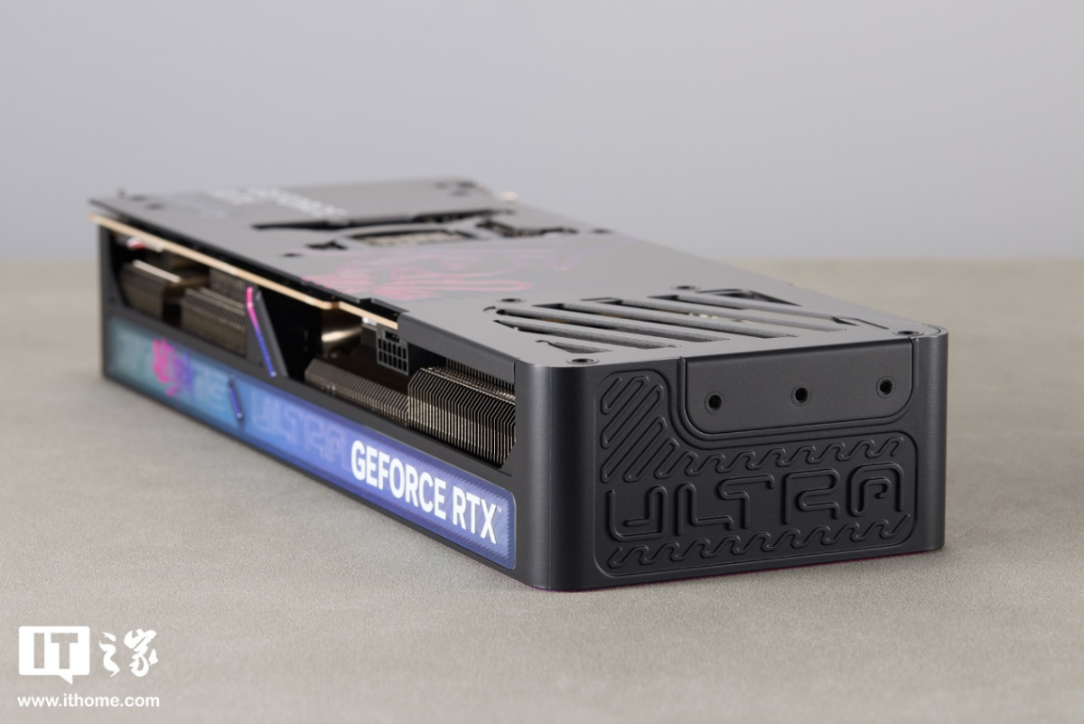 七彩虹 iGame RTX 5070 Ti Ultra SFF 显卡图赏:嘻哈涂鸦风,设计更潮酷