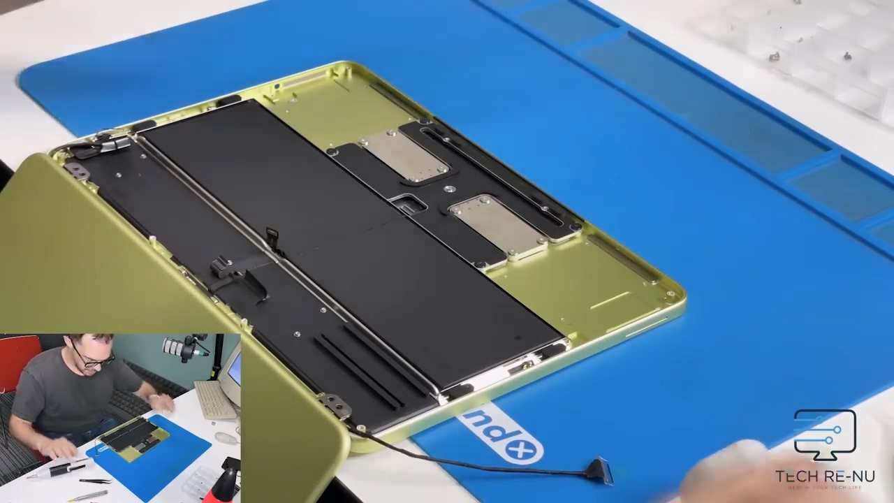 苹果 MacBook Neo 拆解视频曝光：易维修，电池与扬声器实现“零粘连”快拆