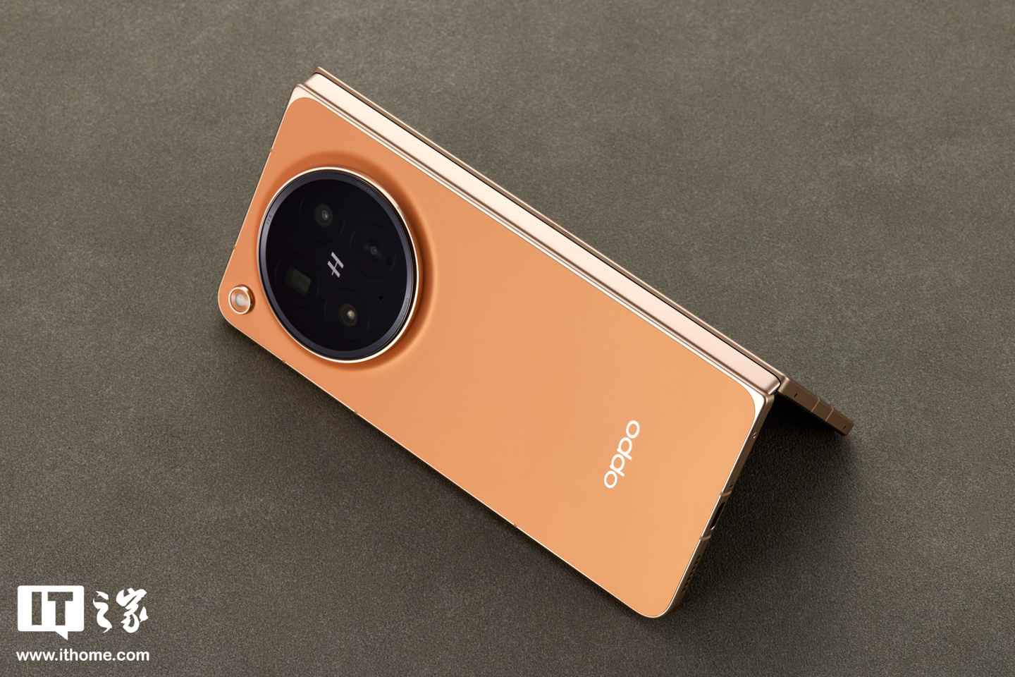 OPPO Find N6 图赏:号称“全球最平整折叠手机”,无感折痕,久用平整
