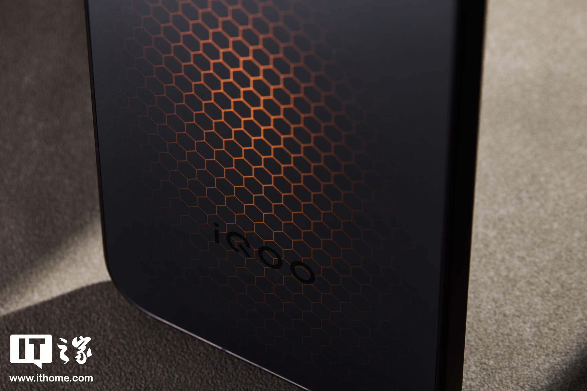 iQOO 15 Ultra 实拍:未来科技美学设计,品牌首个主动散热技术