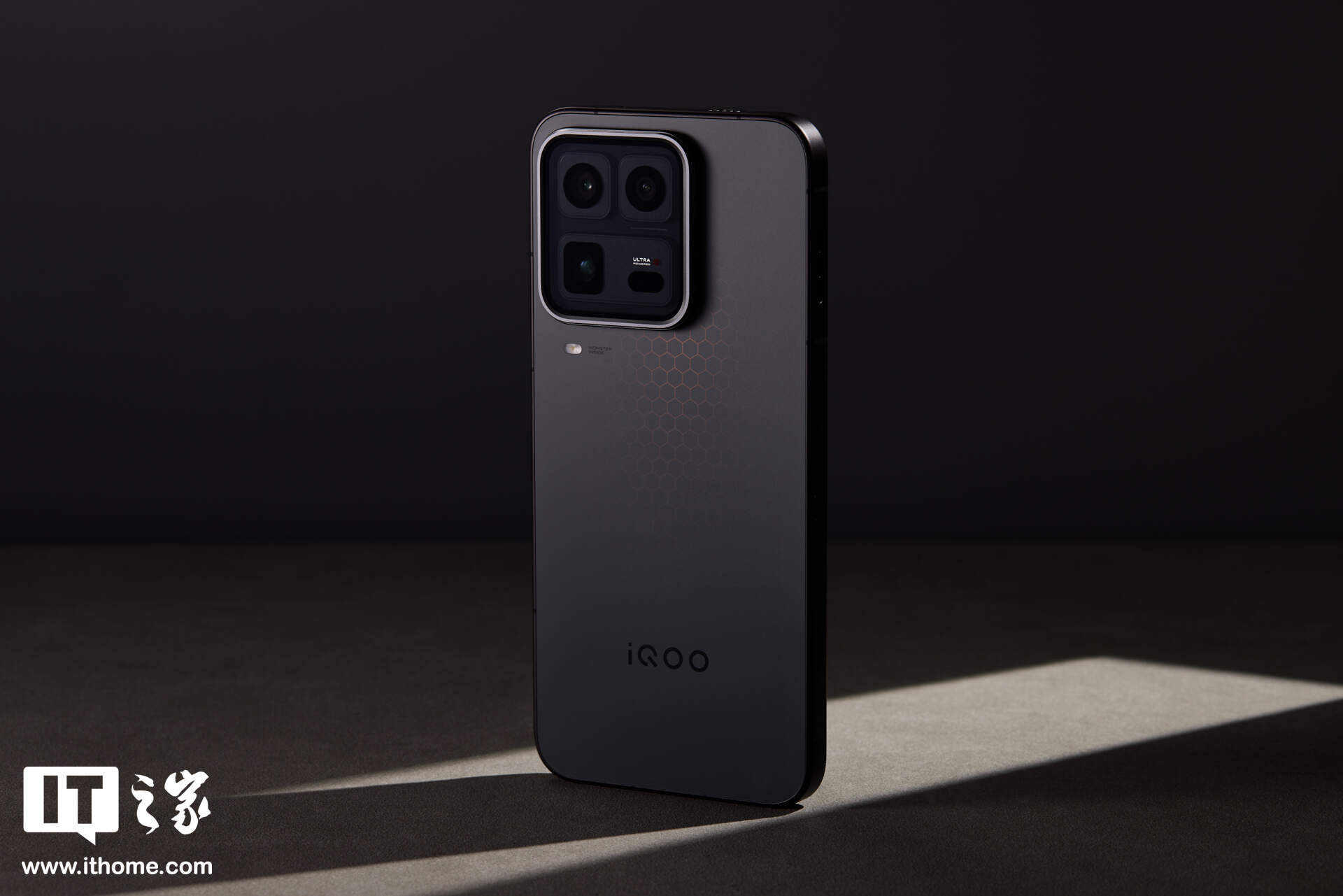 iQOO 15 Ultra 实拍:未来科技美学设计,品牌首个主动散热技术