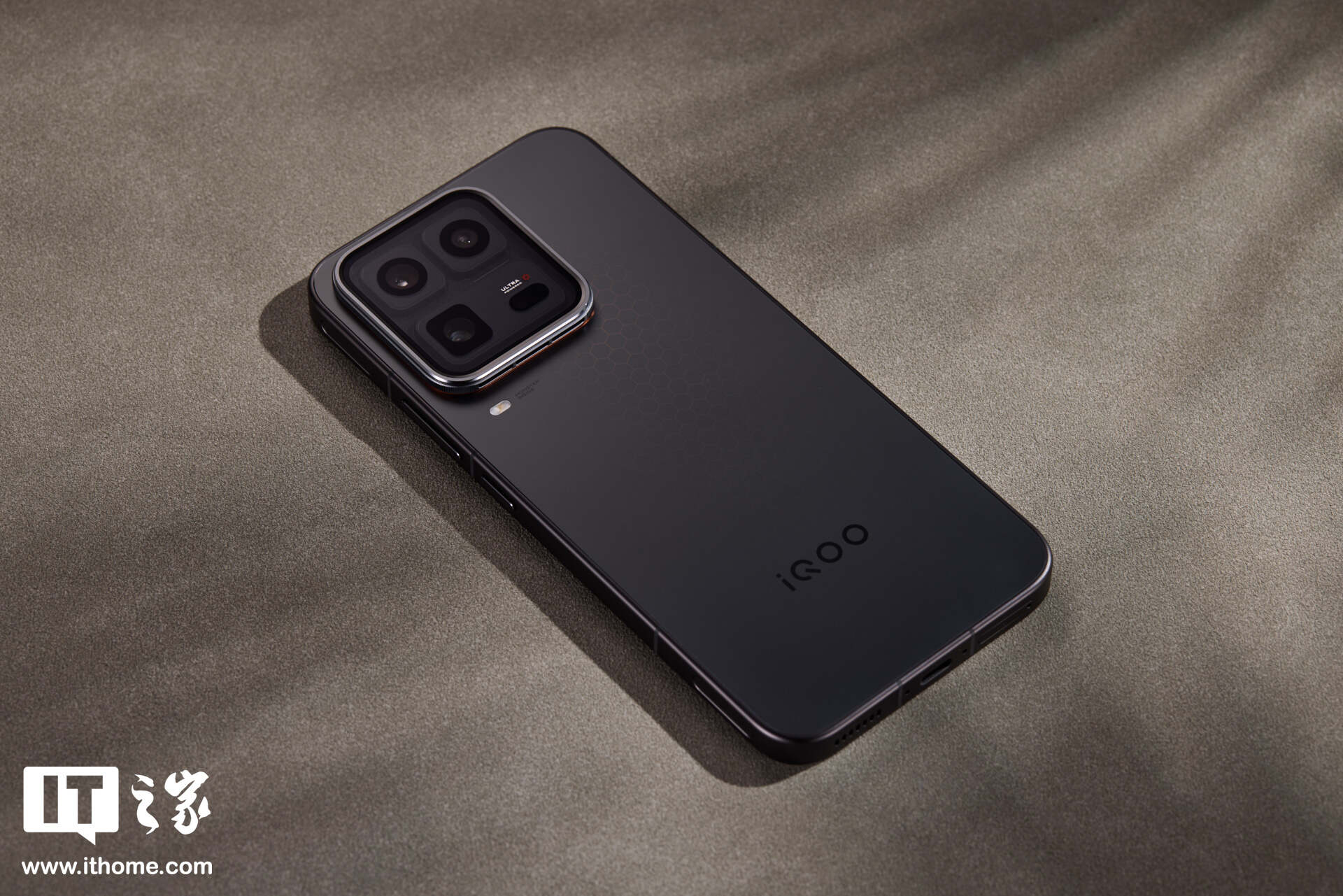 iQOO 15 Ultra 实拍:未来科技美学设计,品牌首个主动散热技术
