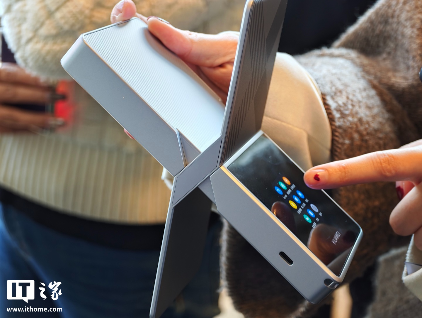 华为随行 WiFi X 发布:X 造型“超级直播神器”,1000Mbps 上行峰值,2499 元