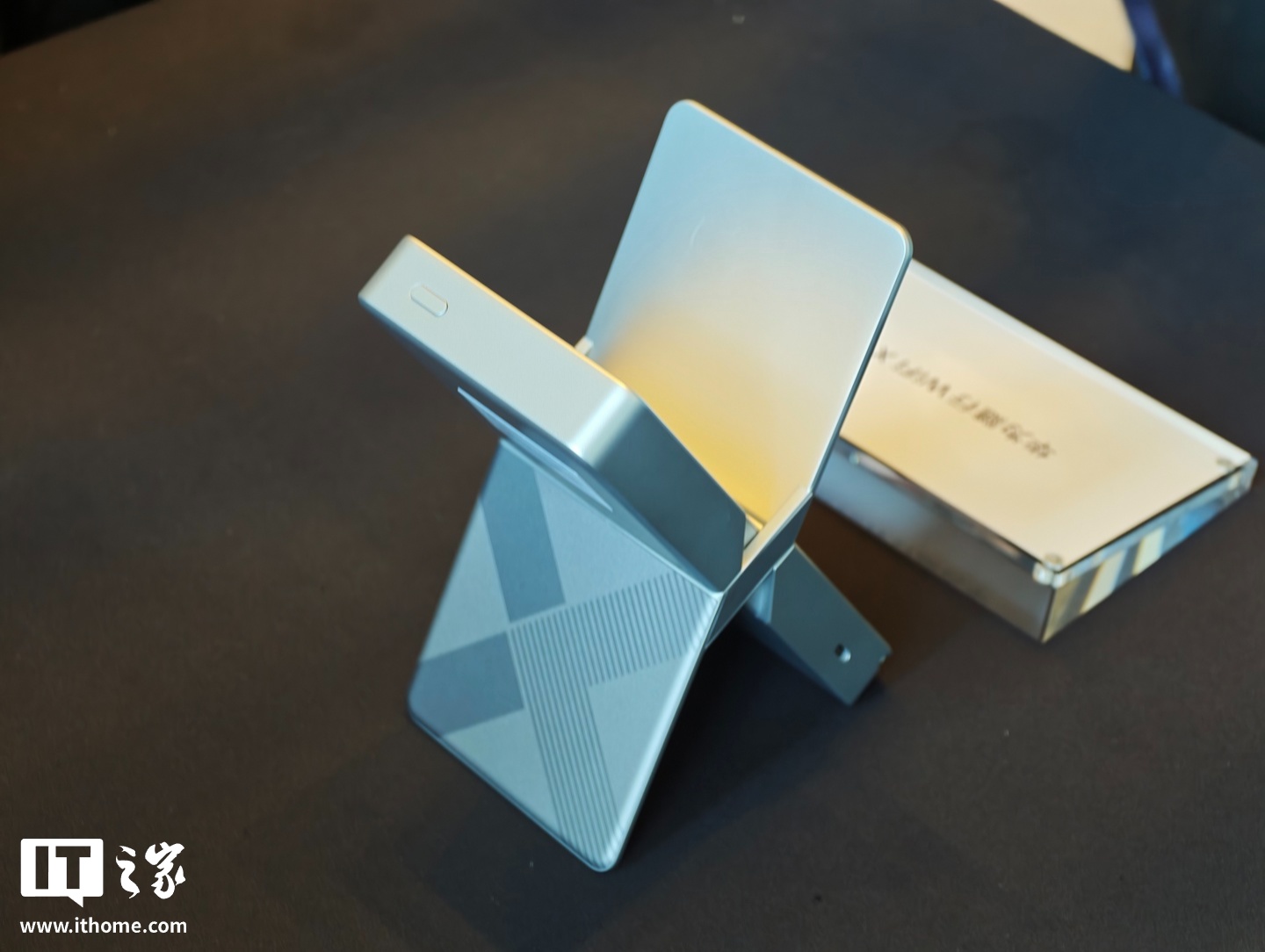 华为随行 WiFi X 发布:X 造型“超级直播神器”,1000Mbps 上行峰值,2499 元