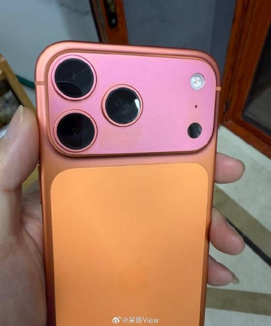 iPhone17褪色遭集体投诉!只用一个月橙色变粉色