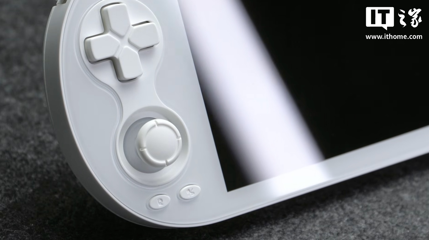 安伯尼克 Anbernic 预热 RG Vita / Pro 游戏掌机,致敬索尼 PSV 设计