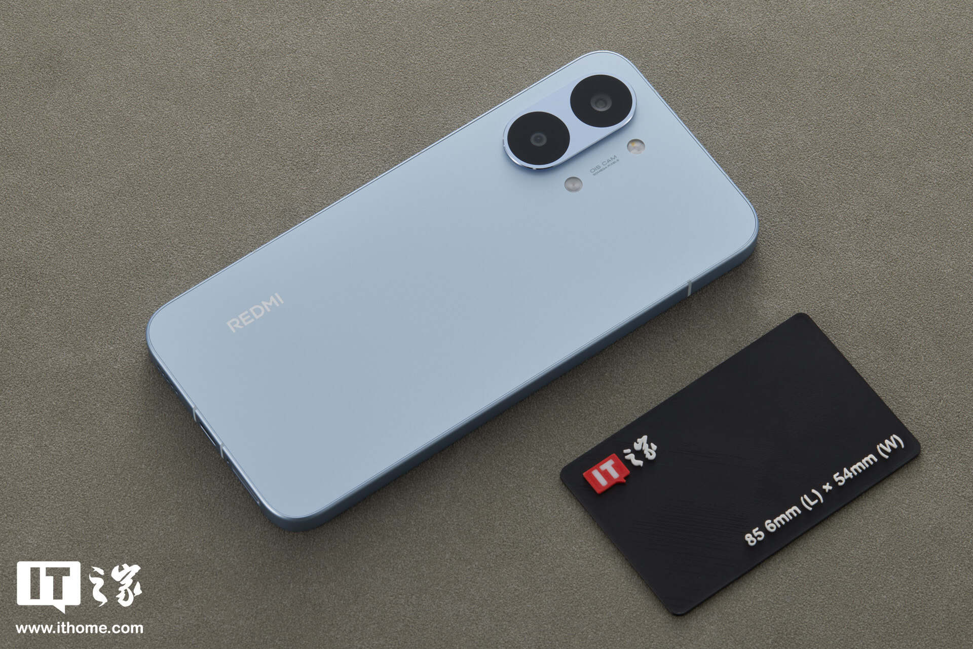 小米 REDMI 红米手机：玻纤在质感和手感上不如玻璃，但玻纤强度远非玻璃所能比拟
