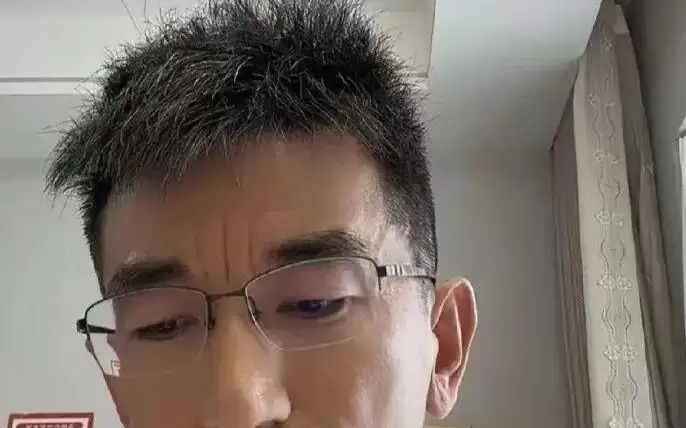 孙东旭离职后卖书，两小时带货冲上第一