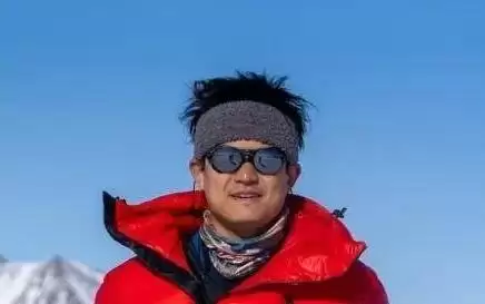“巅峰之芯”科考队预计21日登顶珠峰,将钻取9米冰芯样本
