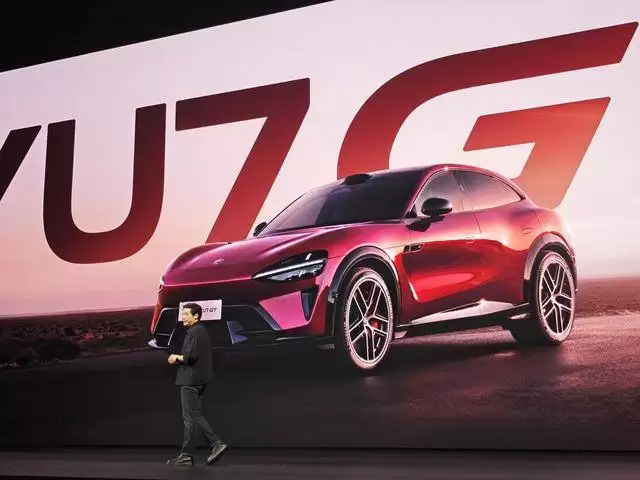 雷军放话挑战特斯拉Model Y：小米YU7虽暂落后，但坚信终有逆袭日