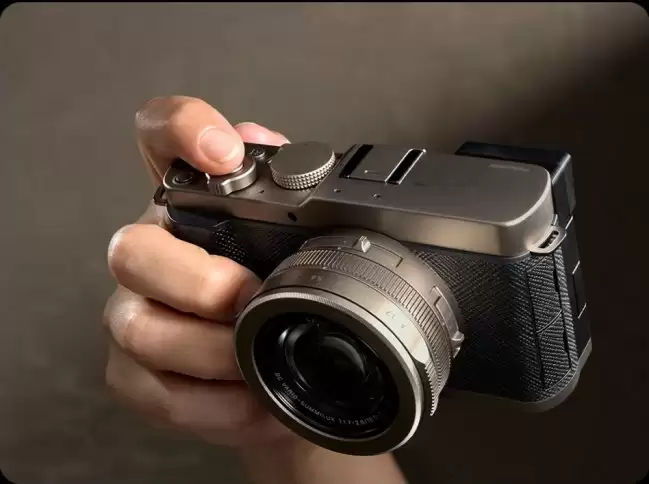 松下 LUMIX L10 固定镜头相机国行上市 价格从 8998 元起