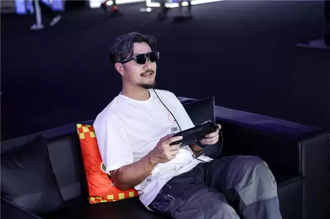 ROG XREAL R1 AR眼镜空间锚定技术演示图