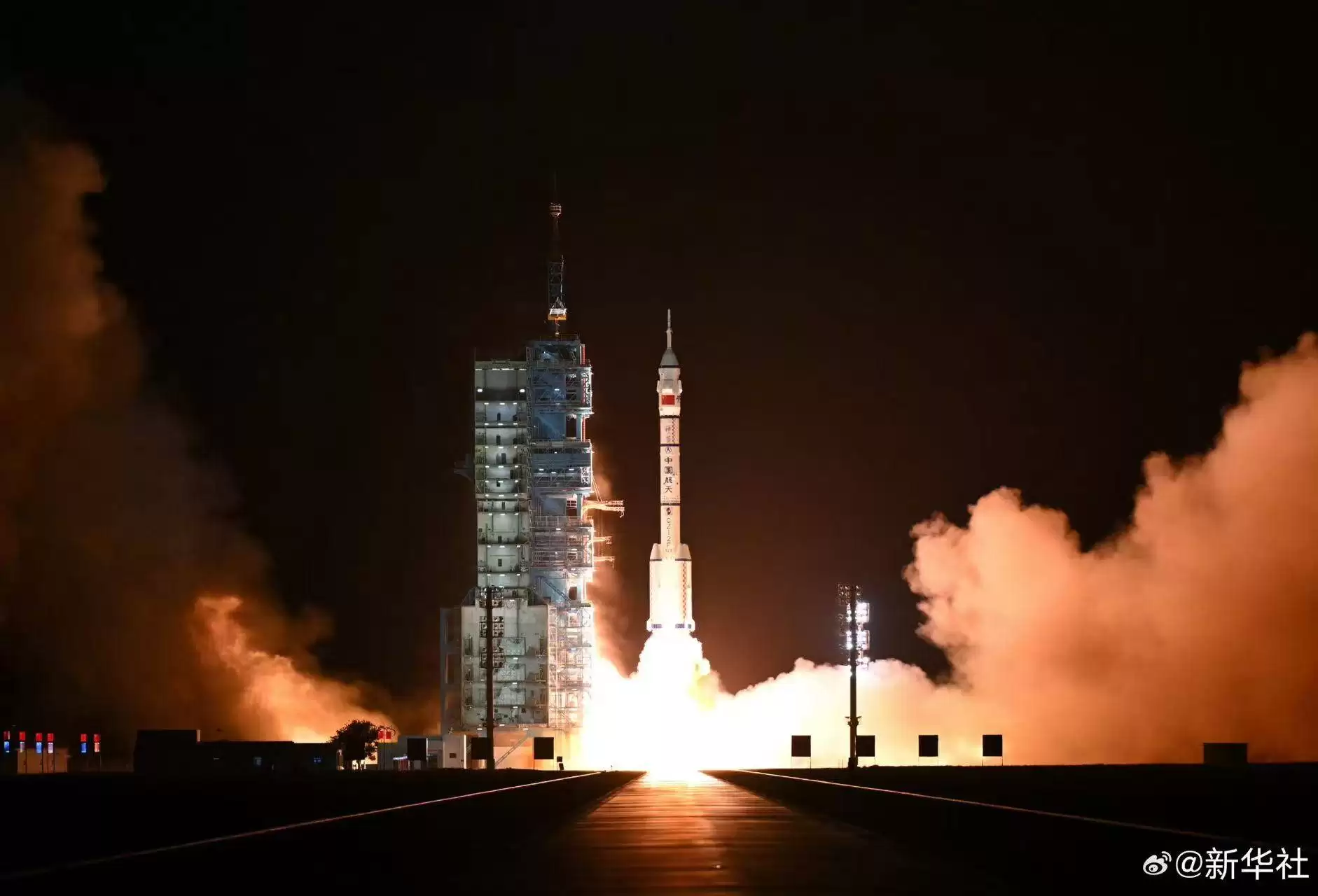 天选好面 实力同行,康师傅携手新华网直播神舟二十三发射