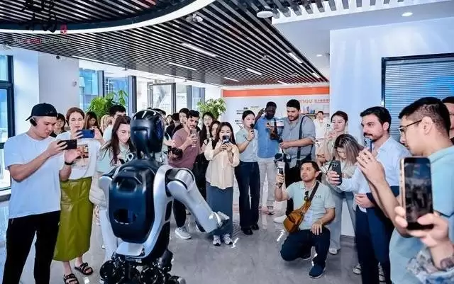 小小关节撑起未来科技，外媒读懂藏在机器人背后的中国智造