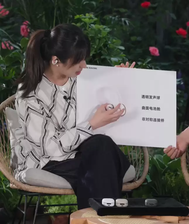 小米首款耳夹耳机真机曝光黑白金三种颜色尚有神秘配色待揭晓