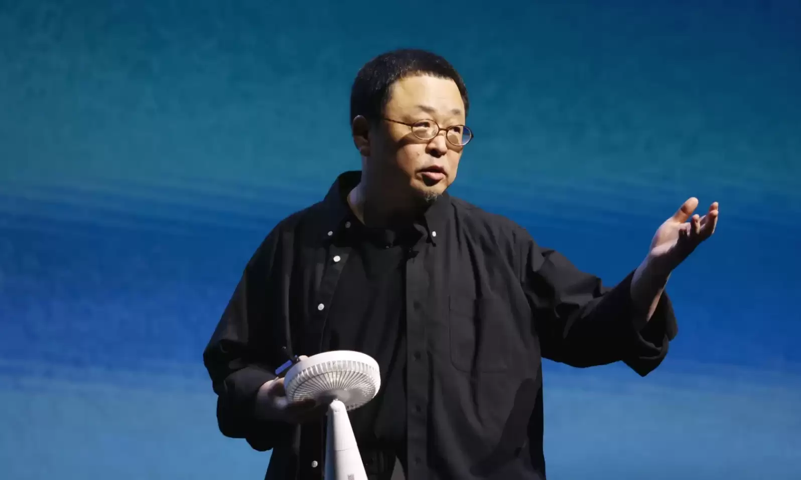 罗永浩新号粉丝冲破400万！曾力挺杨笠被嘲“掉粉”，这波反杀绝了