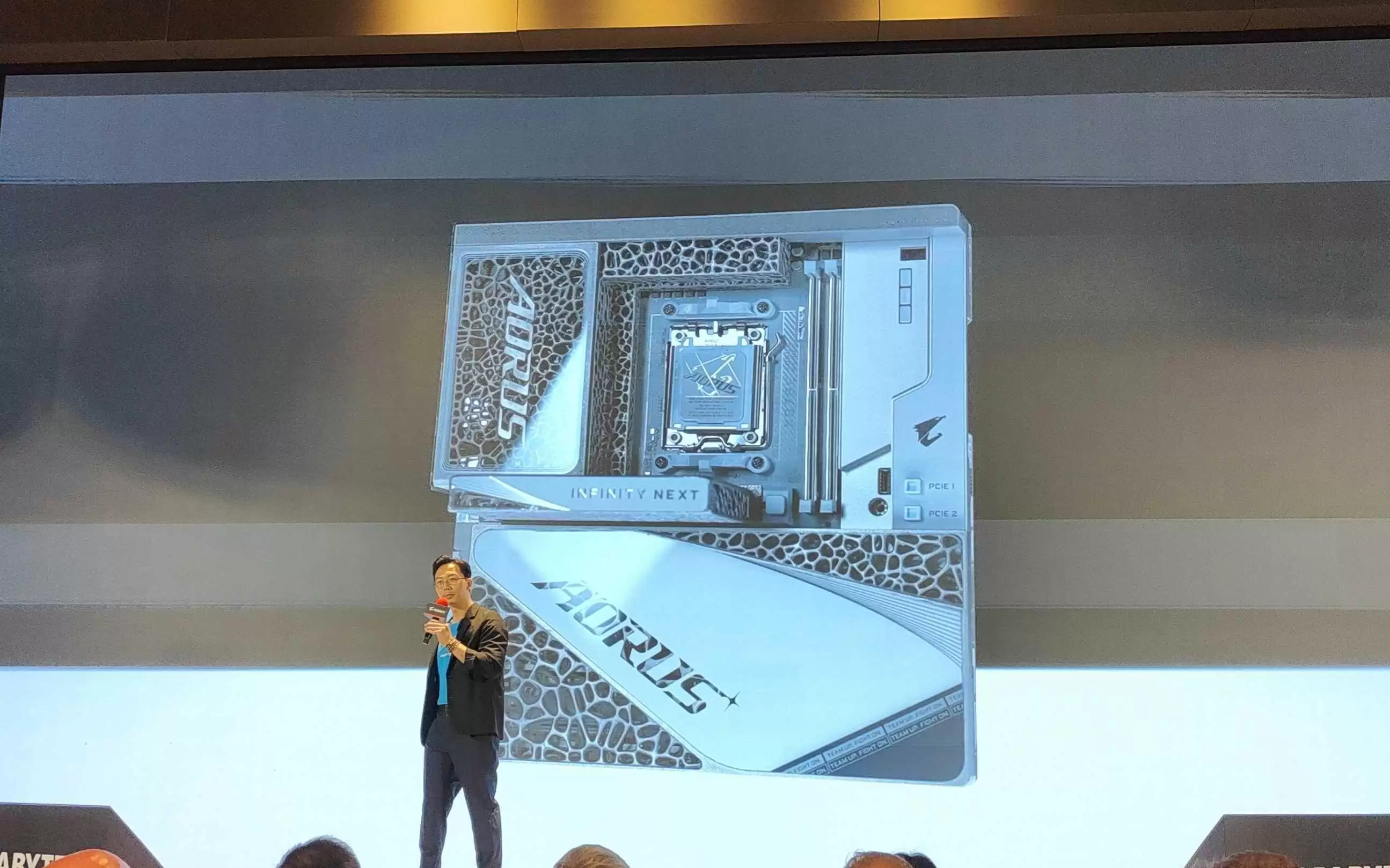 技嘉揭晓RTX 5080木艺显卡与X870E“蝶翼”主板