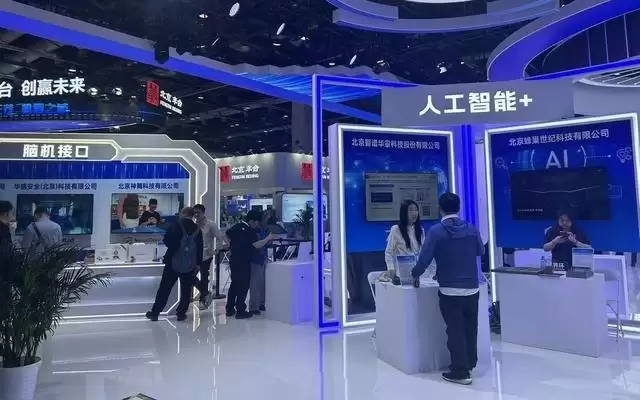 北京科博会上的科技与狠活:机器人当店员、眼镜能翻译