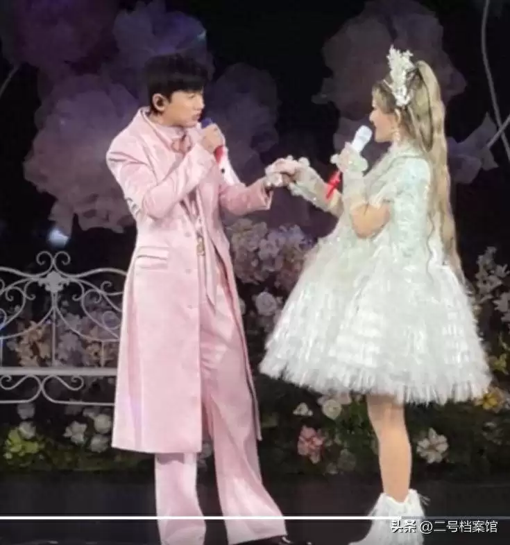 谢娜演唱会热度未减,张杰登台甜蜜献唱,模范夫妻再成焦点