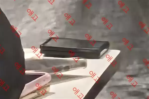 就餐时被拍!安卓第一阔折叠三星Galaxy Z Fold8真机被员工泄密:外观实锤