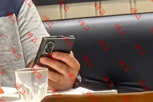 就餐时被拍!安卓第一阔折叠三星Galaxy Z Fold8真机被员工泄密:外观实锤