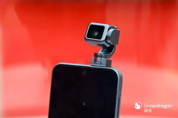 全球首款机器人手机 荣耀Robot Phone高清真机图出炉：碘伏传统形态