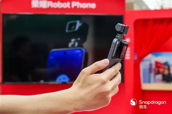 全球首款机器人手机 荣耀Robot Phone高清真机图出炉：碘伏传统形态