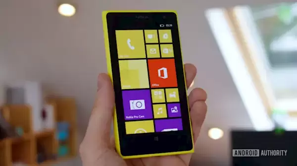 翻出13年前的Lumia 1020 开机开了10分钟 居然还能用