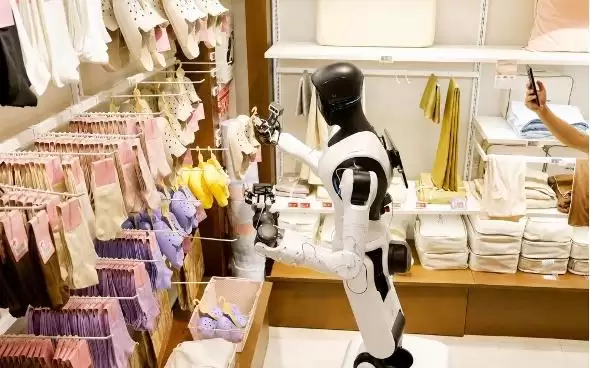 半两财经|会迎宾、能导购、还能理货!京东MALL首批实习机器人员工上岗